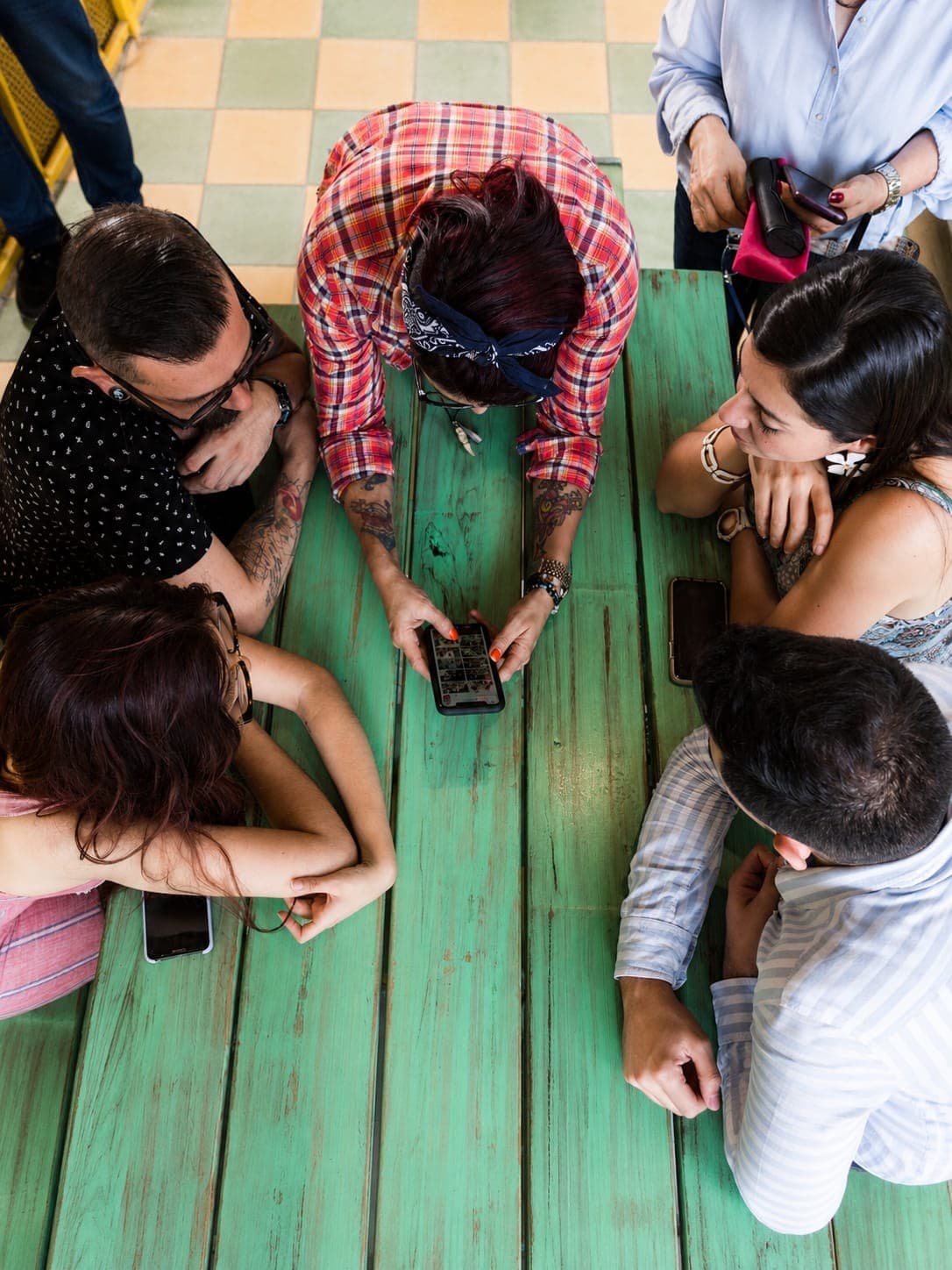 Integrantes del equipo de IWORDS colaborando alrededor de una mesa